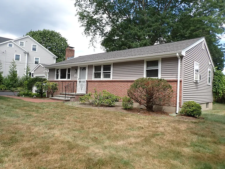 131 Jarvis Cir — Photo 2