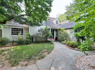 3 Waverly St, Glen Head, NY 11545