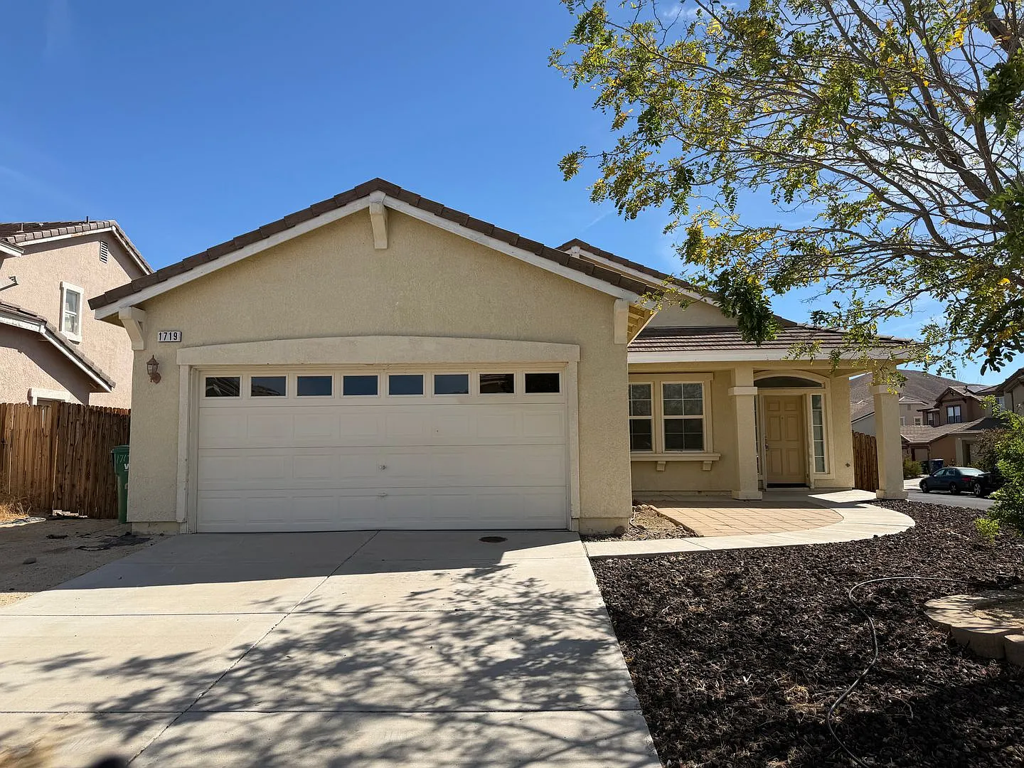 Large 3-bedroom home located in the Royal Oaks Estates — Photo 1