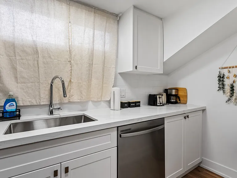 610 King St E #14 — Photo 4