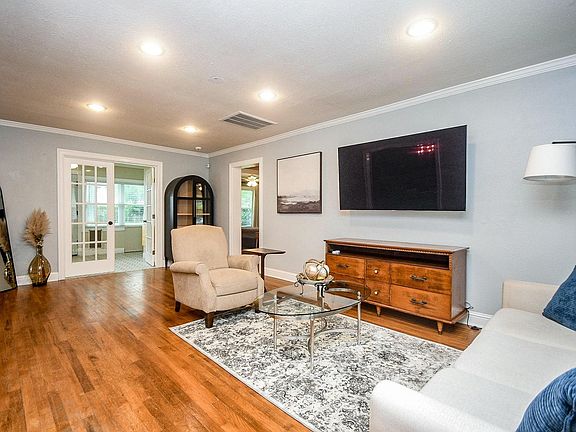 5th image of 1070 W 43rd St