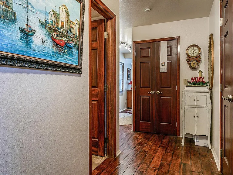 3541 S Hillcrest Dr — Photo 3