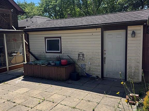 3rd image of 2185 Dougall Ave