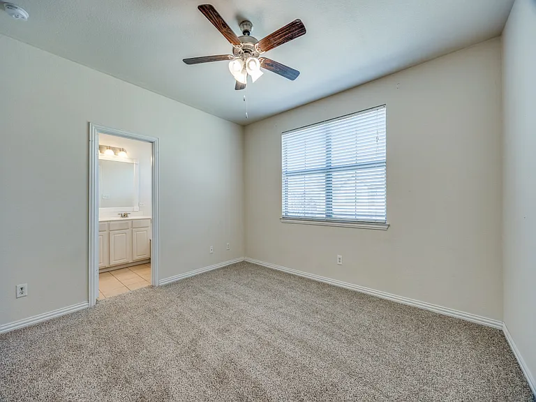 628 Gray Stone Ln — Photo 5