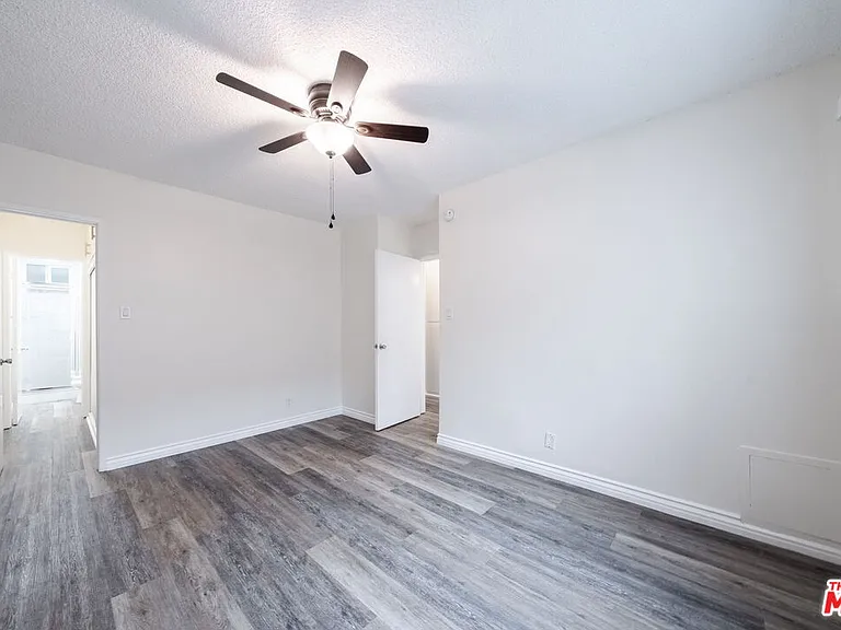 13343 Victory Blvd #4 — Photo 8