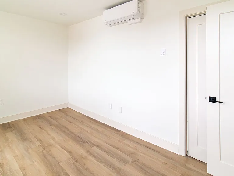 Huntington Apartments — Photo 36