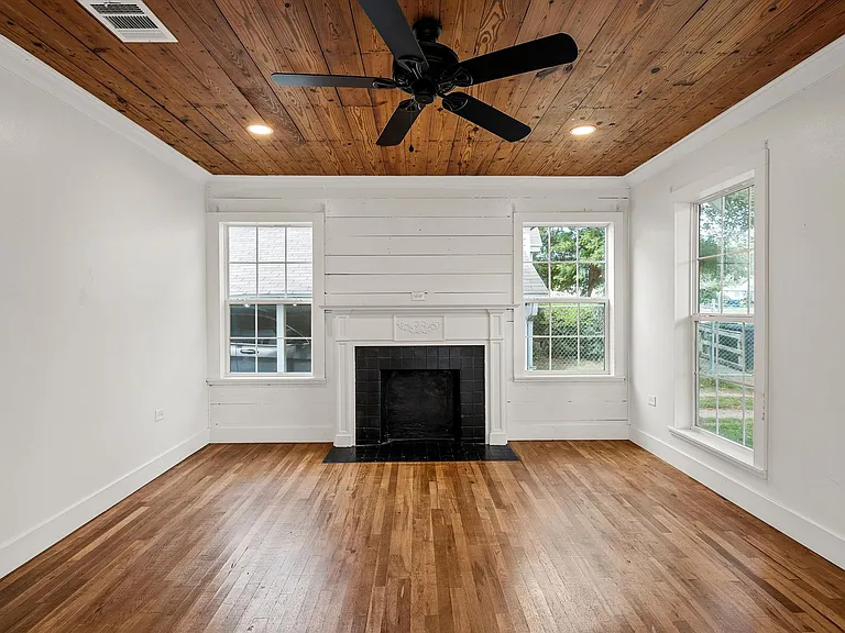 2704 Herring Ave — Photo 3