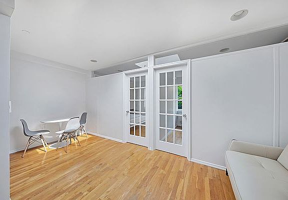 3rd image of 229 E 35th St APT 5A
