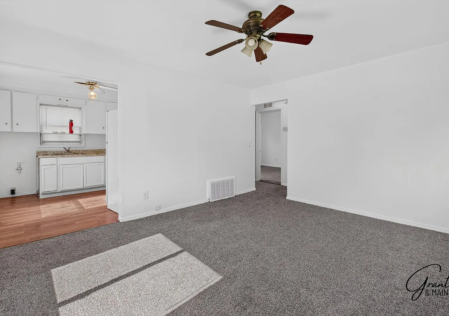 $1200 2 bedroom — Photo 2