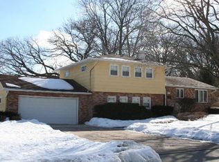 2615 Fairhaven Rd, Davenport, IA 52803