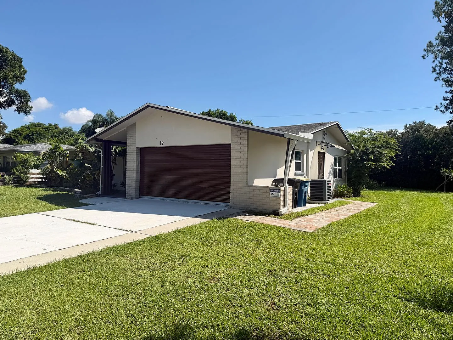 Beautiful 3-Bedroom Clearwater Home with Custom Kitchen & Large Backyard — Photo 2