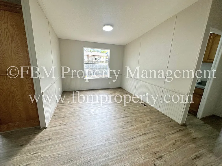 402 E College Ave — Photo 7