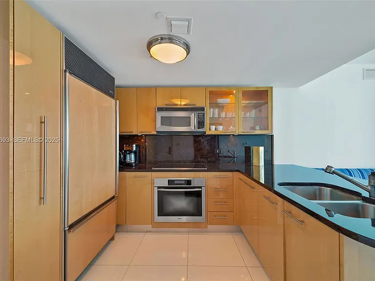 6801 Collins Ave #1204 — Photo 3