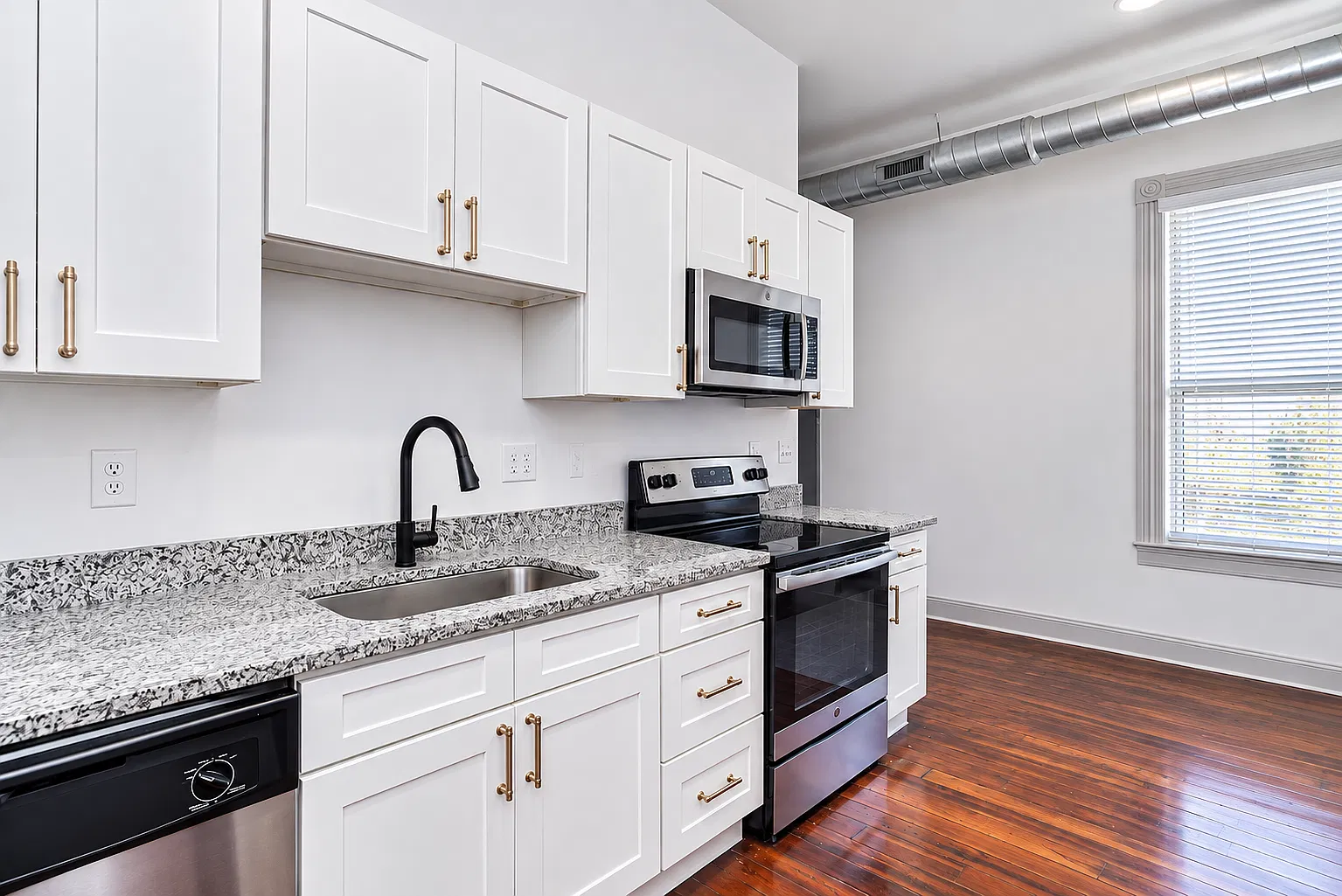 Studio, 725 sqft, $1,325 — Photo 3