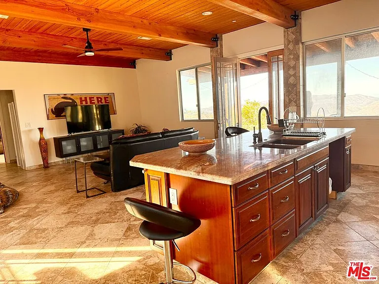 11077 Pacific View Dr — Photo 10