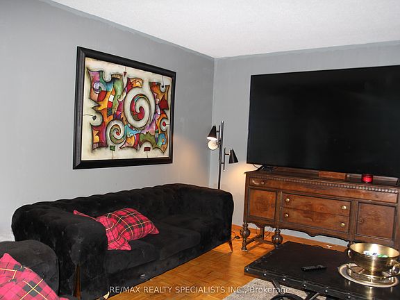 4th image of 31 Laburnham Ave