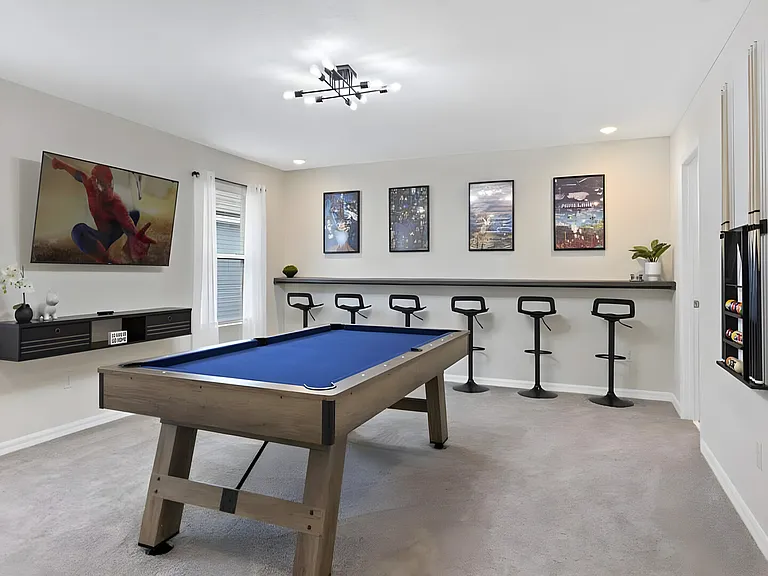 Tropical Palms Cir — Photo 26