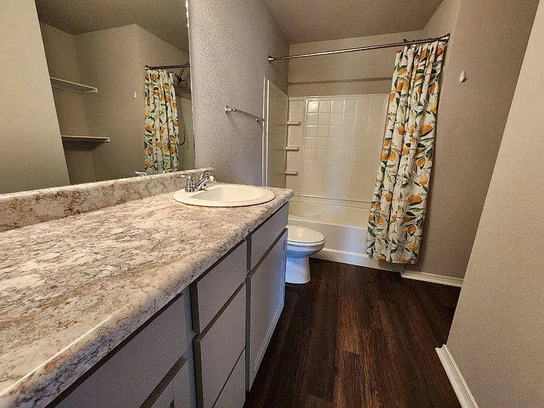 1072 Huntington Dr — Photo 6