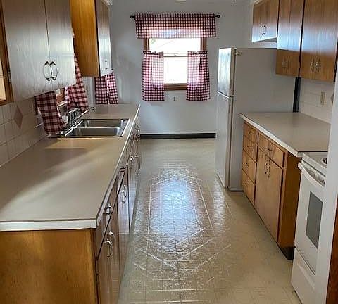 Tons of cupboard space in the kitchen