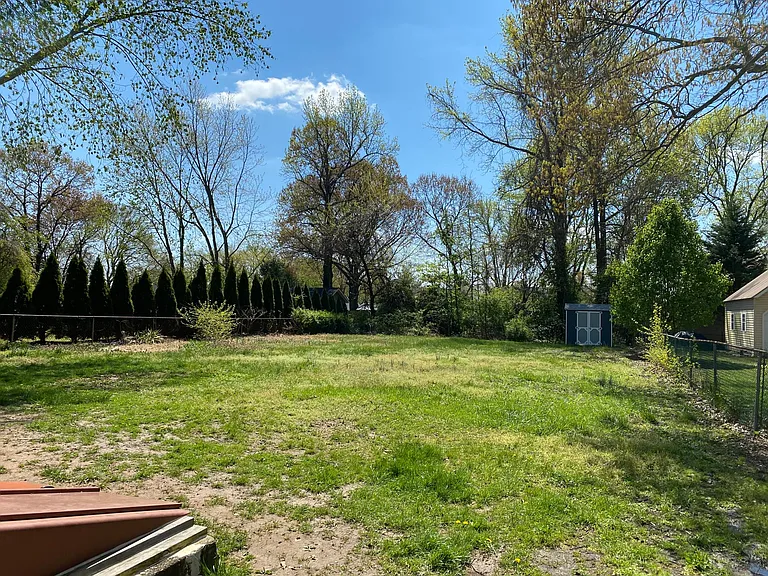 911 Dogwood Rd — Photo 2
