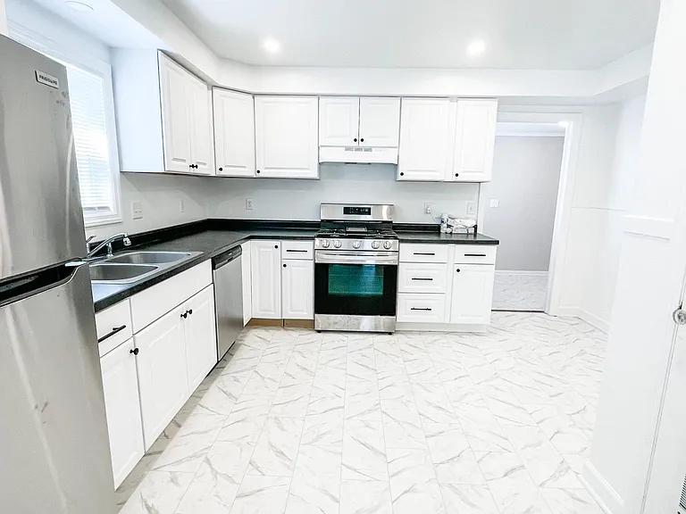 410 S Westlawn Ave — Photo 6