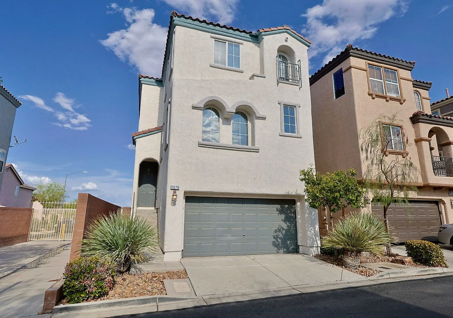 Fabulous 3-story home in the heart of Southwest Las Vegas! — Photo 3