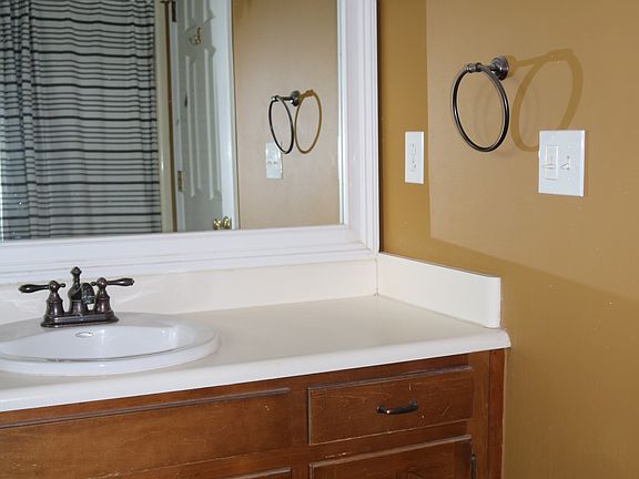 5th image of 1010 Brighton Cir SE