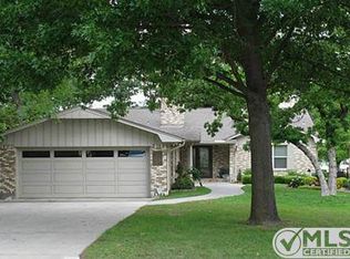 915 Kiowa Dr W, Lake Kiowa, TX 76240