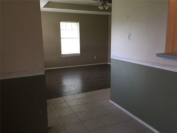 4th image of 305 Briar Creek Dr