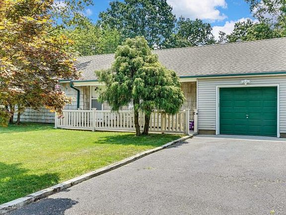 3rd image of 79 Oak Hill Dr