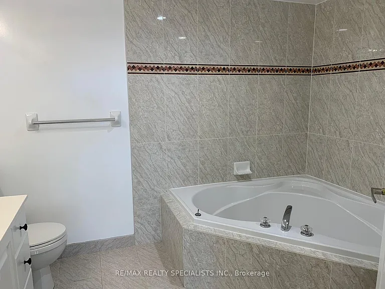 25 Kingsbridge Garden Cir #517 — Photo 11