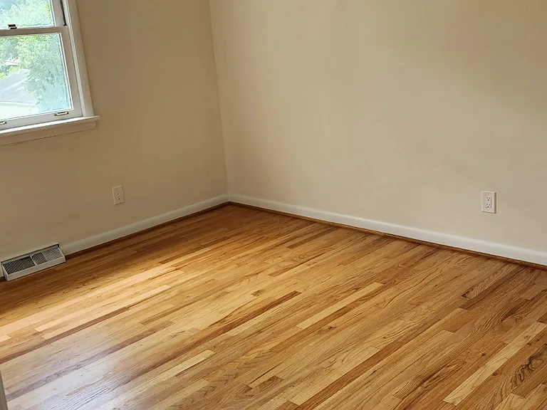 210 E North St — Photo 12