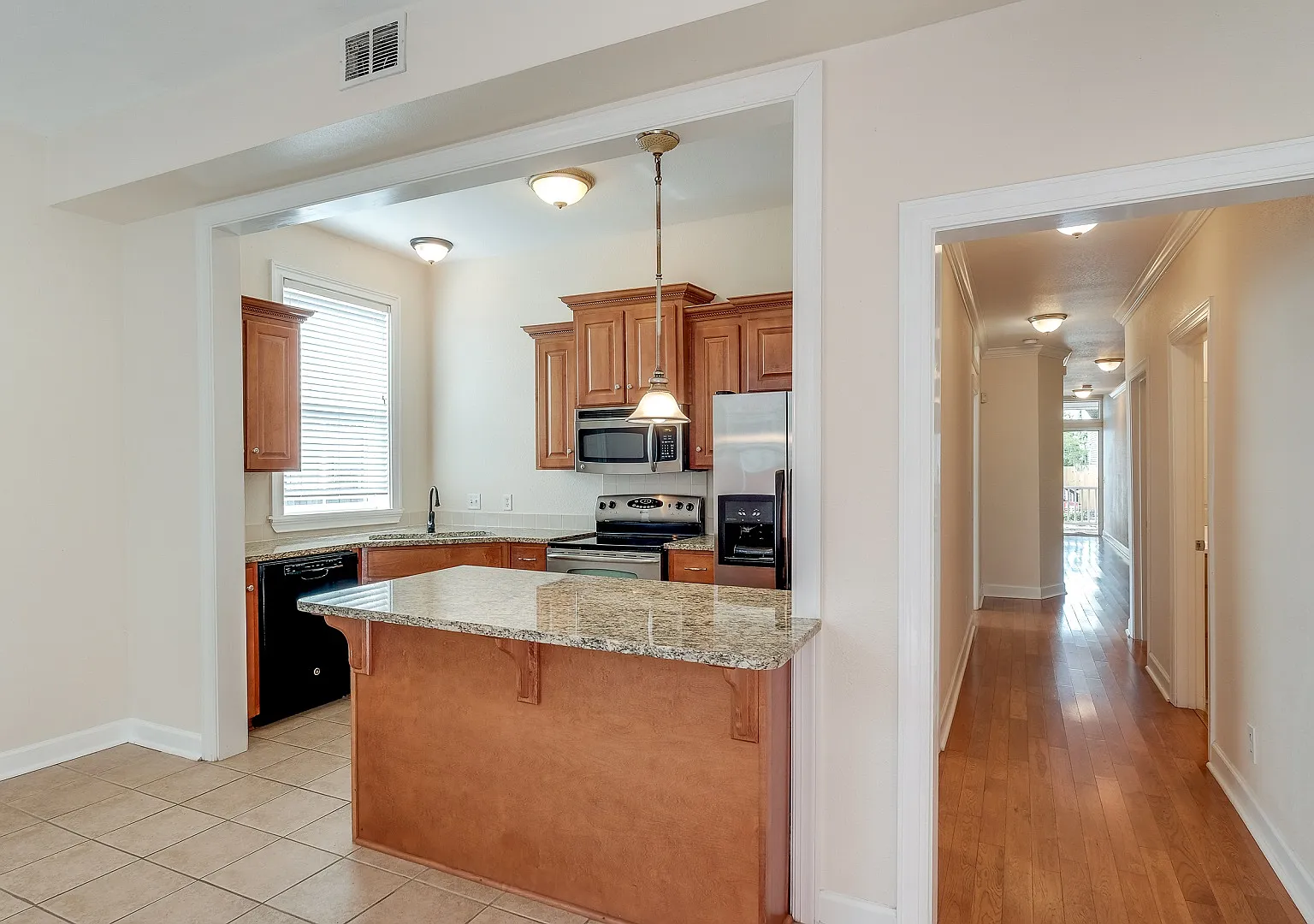 3 bed, 1300 sqft, $2,600 — Photo 4