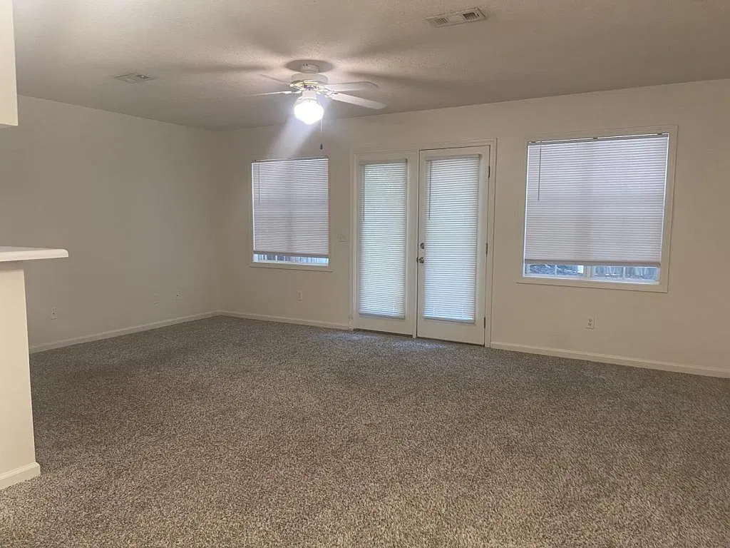 176 Commons Drive — Photo 3