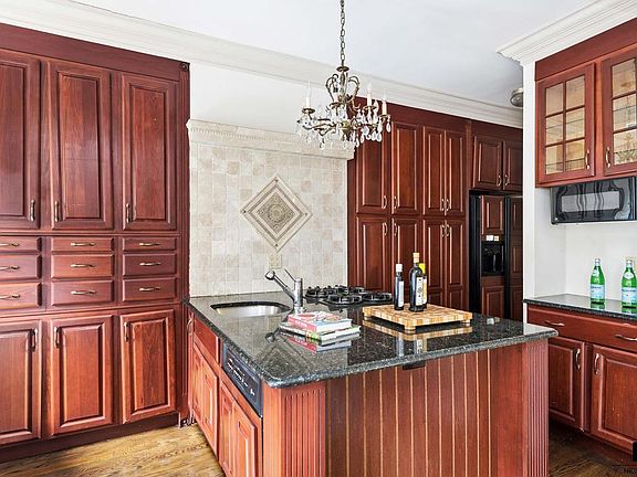 3rd image of 2460 Broadway #77