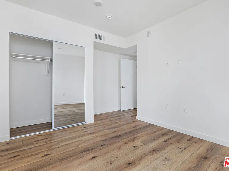 5229 Willowcrest Ave #208 — Photo 17