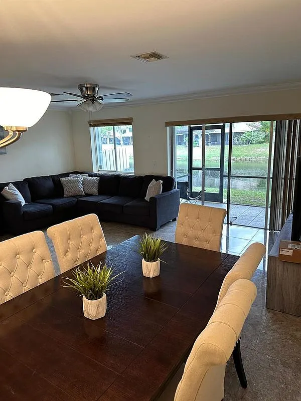 3 bed, 3.0 bath, 1390 sqft, $3,299 — Photo 4
