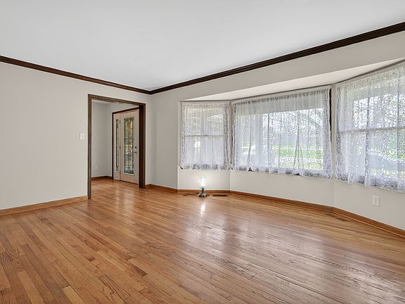 5th image of 900 Glen Oak Dr