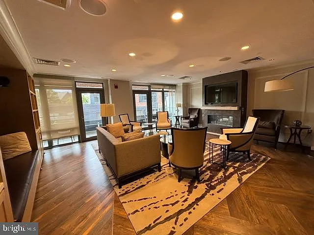 7171 Woodmont Ave #806 — Photo 32