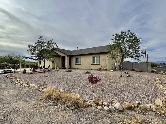 3rd image of 102 E Saddlehorn Dr