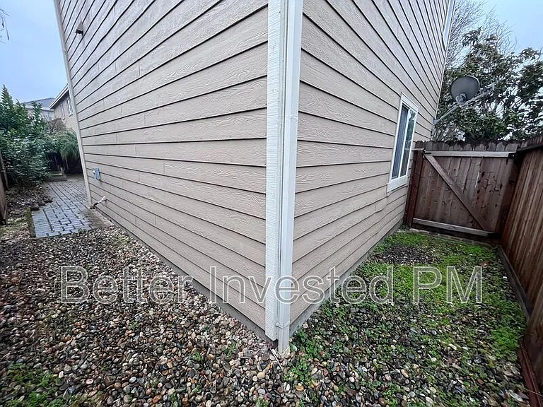 1429 Woodside Cir — Photo 5