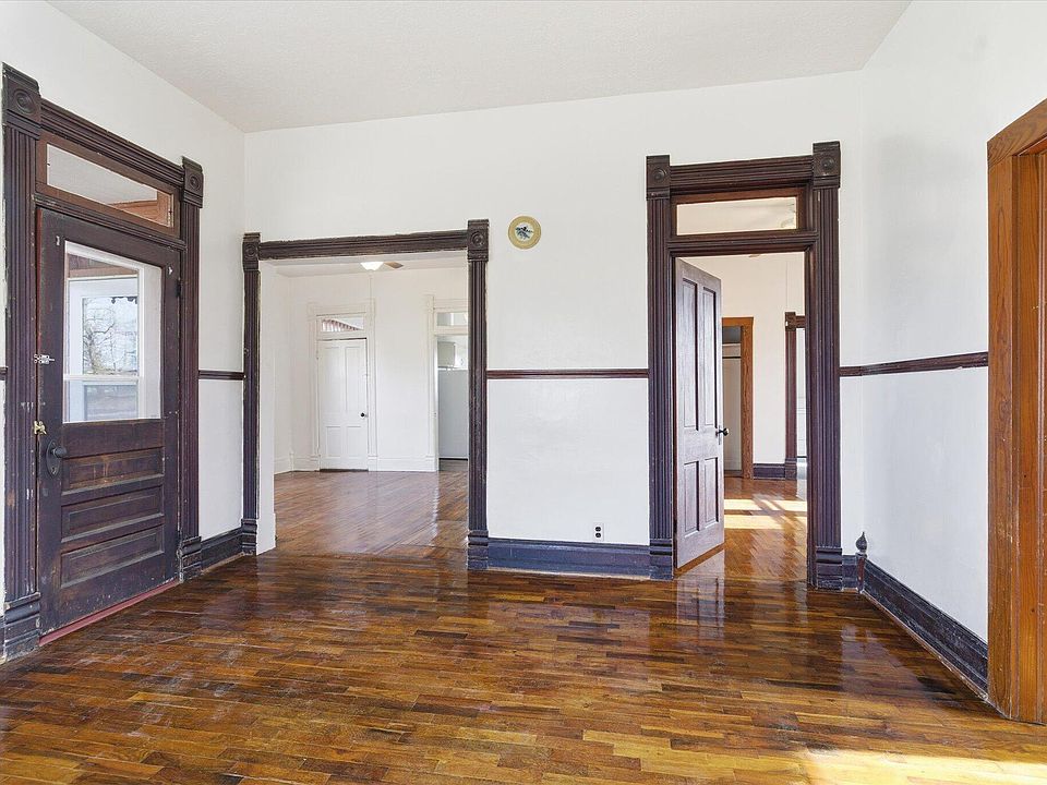 10th image of 722 Maple Street