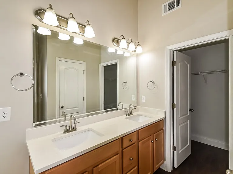 709 Williamsburg Ct — Photo 12
