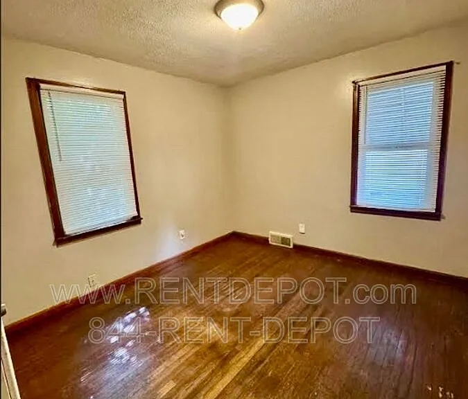 715 E Riverside Dr — Photo 9