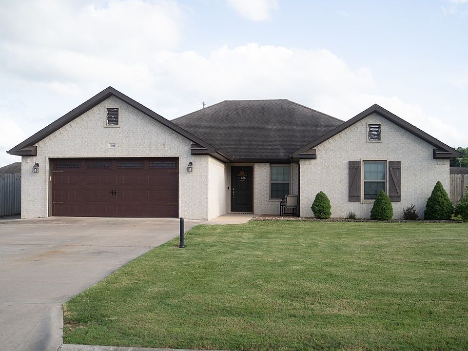 1st image of 1001 Red Oak St