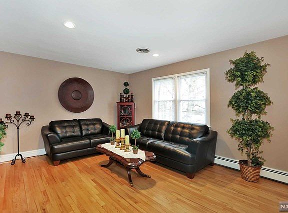 5th image of 75 Herring St