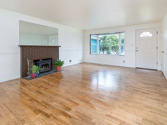 5th image of 14033 Corliss Ave N