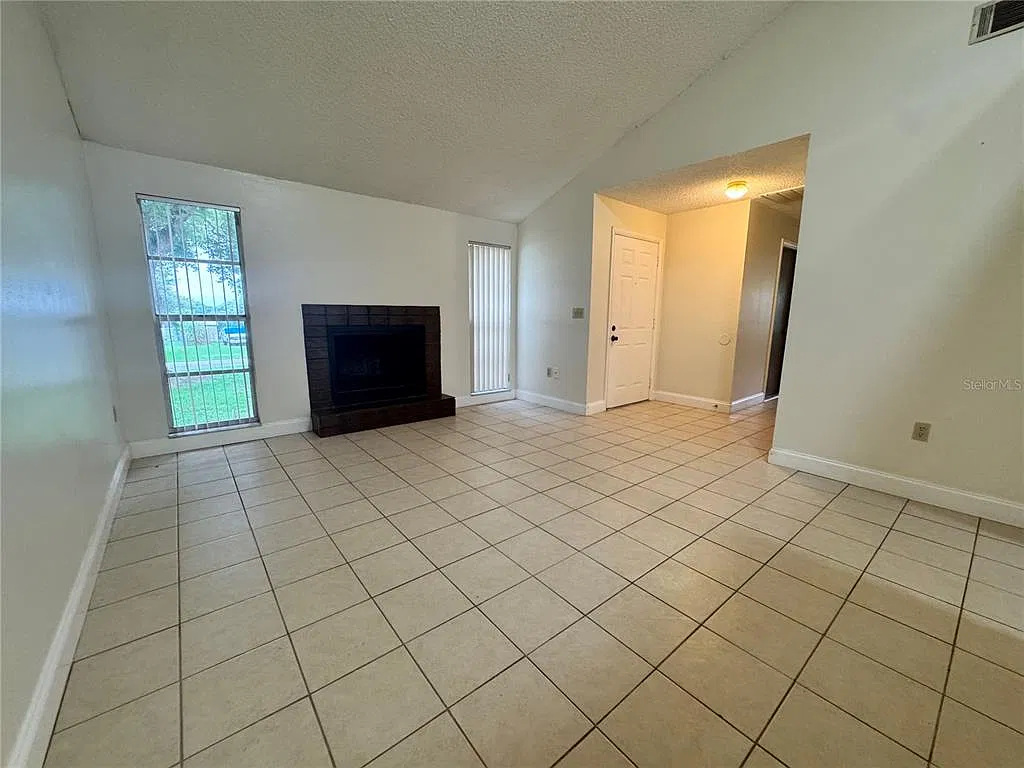 3 bed, 2.0 bath, 1424 sqft, $2,000 — Photo 4