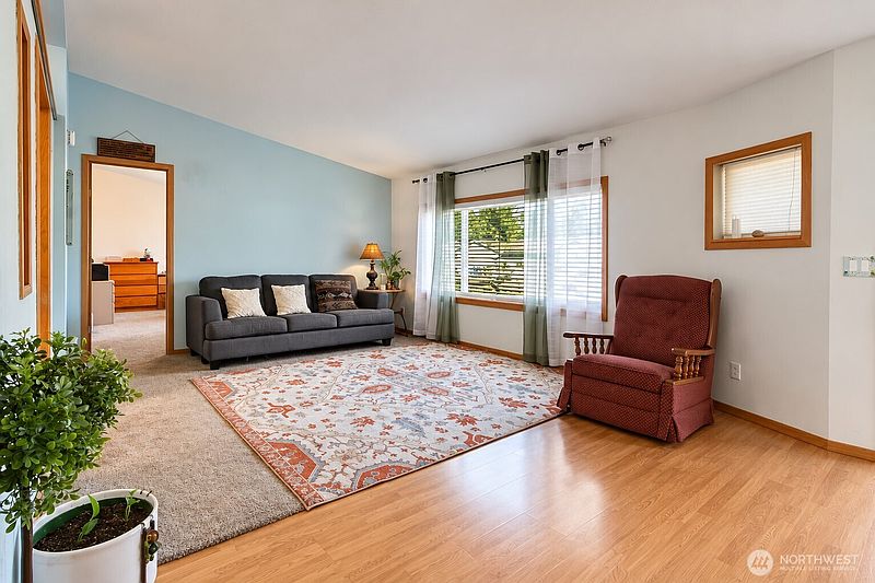 4th image of 720 190th Street E