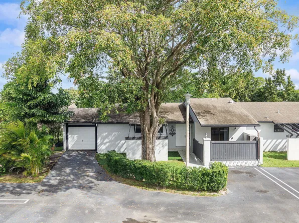 107 Conaskonk Circle, Royal Palm Beach, FL 33411